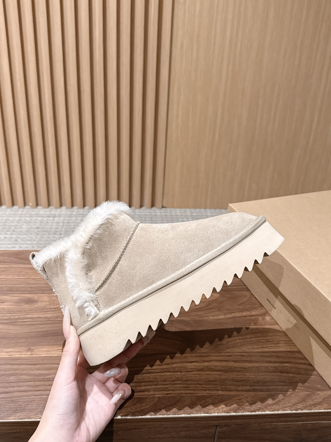 【厚底】UGG 呦叽叽2026秋冬新款 极简设计羊毛里雪地靴 像一只被剪去所有装饰的旧毛绒玩具——圆头钝拙如被反复揉捏过