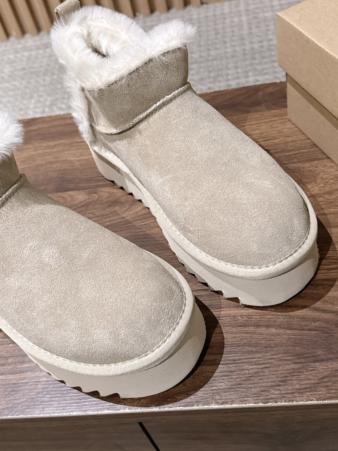 【厚底】UGG 呦叽叽2026秋冬新款 极简设计羊毛里雪地靴 像一只被剪去所有装饰的旧毛绒玩具——圆头钝拙如被反复揉捏过