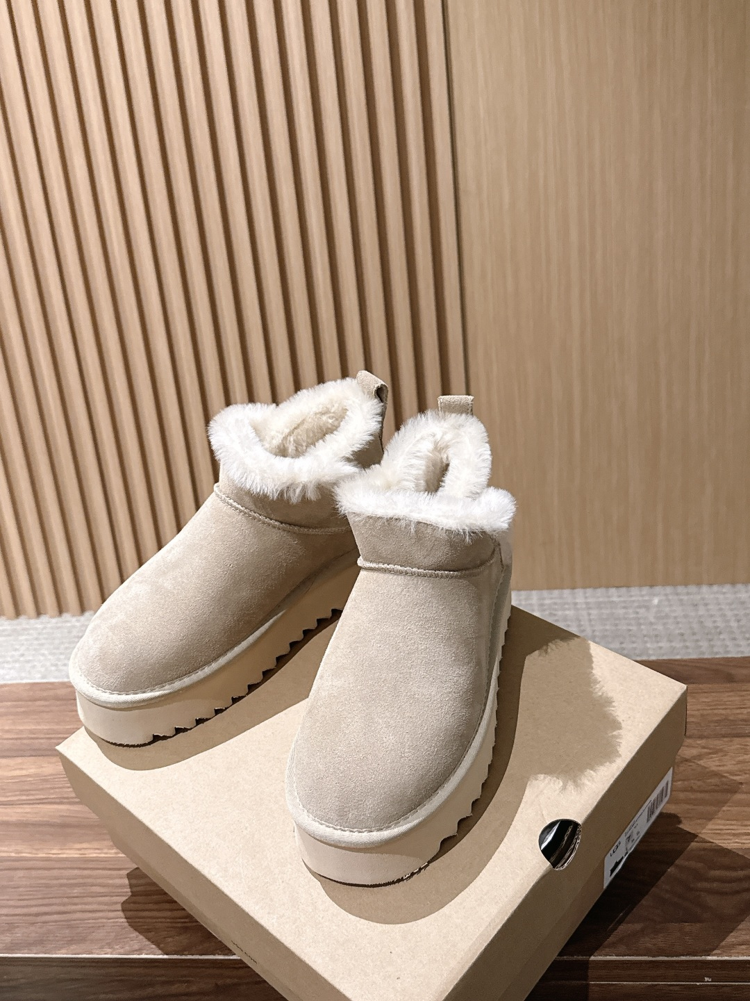【厚底】UGG 呦叽叽2026秋冬新款 极简设计羊毛里雪地靴 像一只被剪去所有装饰的旧毛绒玩具——圆头钝拙如被反复揉捏过