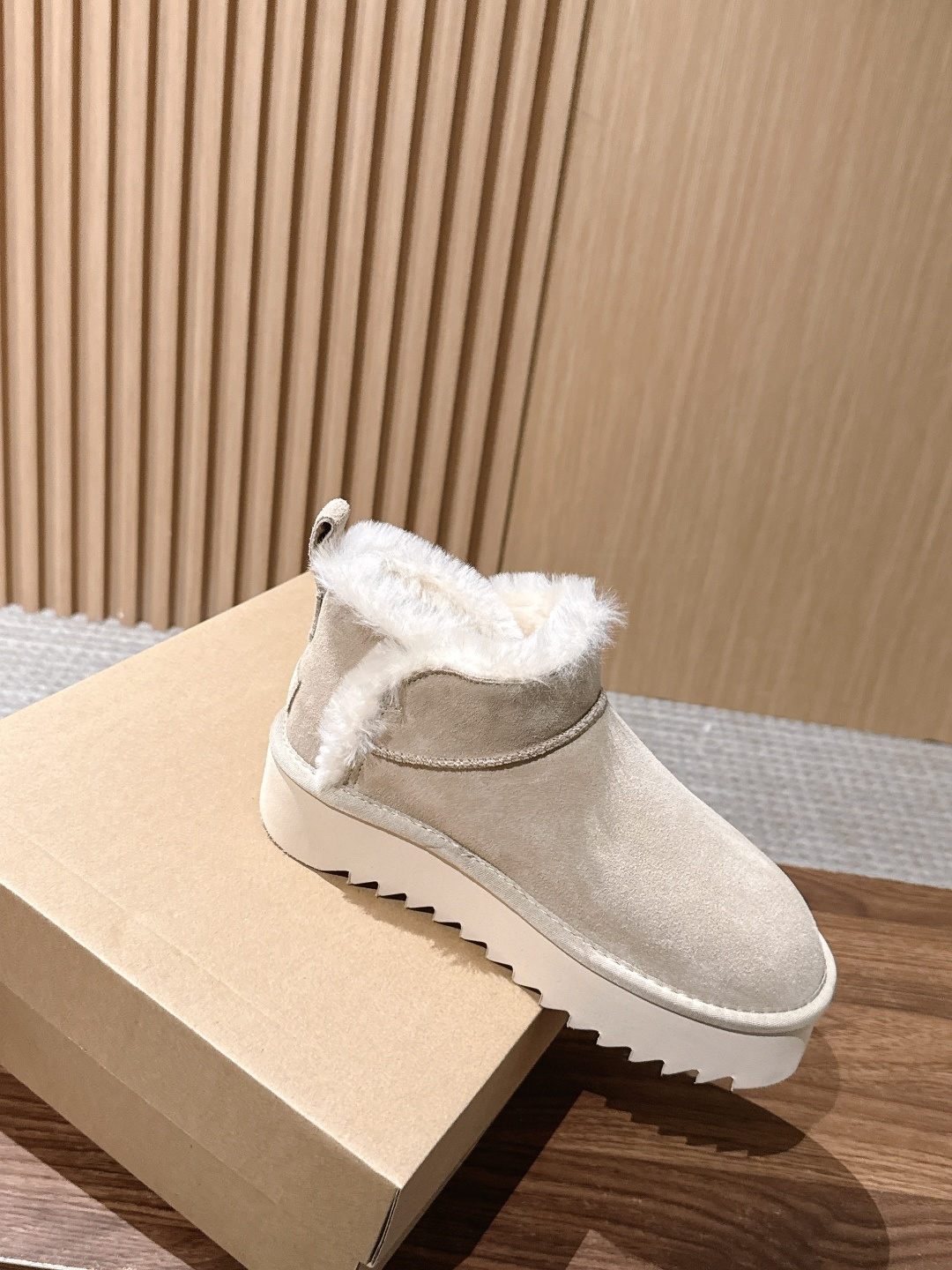 【厚底】UGG 呦叽叽2026秋冬新款 极简设计羊毛里雪地靴 像一只被剪去所有装饰的旧毛绒玩具——圆头钝拙如被反复揉捏过