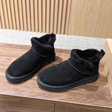 【薄底】UGG 呦叽叽2026秋冬新款 极简设计羊毛里雪地靴 像一只被剪去所有装饰的旧毛绒玩具——圆头钝拙如被反复揉捏过 【薄底】UGG 呦叽叽2026秋冬新款 极简设计羊毛里雪地靴 像一只被剪去所有装饰的旧毛绒玩具——圆头钝拙如被反复揉捏过