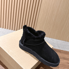 【薄底】UGG 呦叽叽2026秋冬新款 极简设计羊毛里雪地靴 像一只被剪去所有装饰的旧毛绒玩具——圆头钝拙如被反复揉捏过 【薄底】UGG 呦叽叽2026秋冬新款 极简设计羊毛里雪地靴 像一只被剪去所有装饰的旧毛绒玩具——圆头钝拙如被反复揉捏过