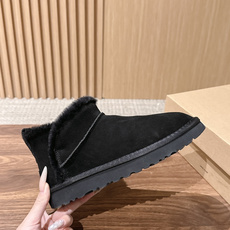 【薄底】UGG 呦叽叽2026秋冬新款 极简设计羊毛里雪地靴 像一只被剪去所有装饰的旧毛绒玩具——圆头钝拙如被反复揉捏过 【薄底】UGG 呦叽叽2026秋冬新款 极简设计羊毛里雪地靴 像一只被剪去所有装饰的旧毛绒玩具——圆头钝拙如被反复揉捏过