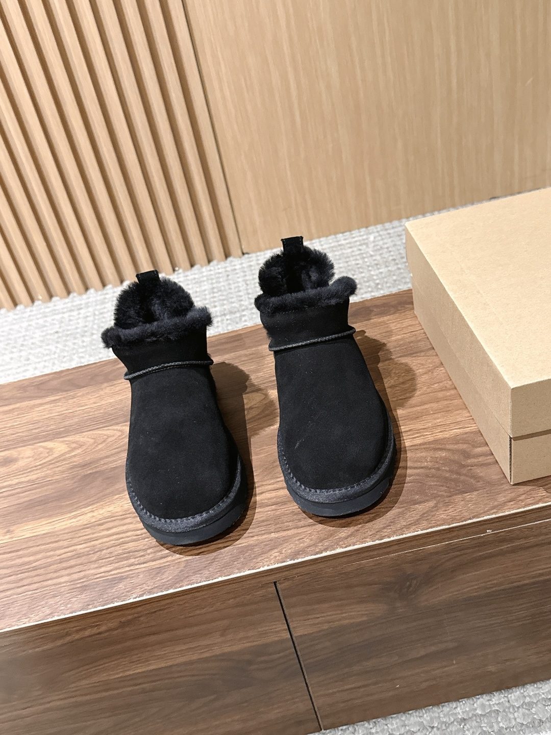【薄底】UGG 呦叽叽2026秋冬新款 极简设计羊毛里雪地靴 像一只被剪去所有装饰的旧毛绒玩具——圆头钝拙如被反复揉捏过 【薄底】UGG 呦叽叽2026秋冬新款 极简设计羊毛里雪地靴 像一只被剪去所有装饰的旧毛绒玩具——圆头钝拙如被反复揉捏过