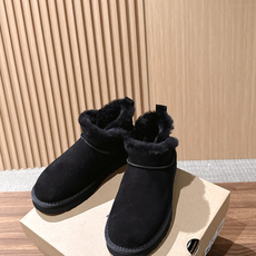 【薄底】UGG 呦叽叽2026秋冬新款 极简设计羊毛里雪地靴 像一只被剪去所有装饰的旧毛绒玩具——圆头钝拙如被反复揉捏过 【薄底】UGG 呦叽叽2026秋冬新款 极简设计羊毛里雪地靴 像一只被剪去所有装饰的旧毛绒玩具——圆头钝拙如被反复揉捏过