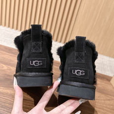【薄底】UGG 呦叽叽2026秋冬新款 极简设计羊毛里雪地靴 像一只被剪去所有装饰的旧毛绒玩具——圆头钝拙如被反复揉捏过 【薄底】UGG 呦叽叽2026秋冬新款 极简设计羊毛里雪地靴 像一只被剪去所有装饰的旧毛绒玩具——圆头钝拙如被反复揉捏过