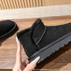 【薄底】UGG 呦叽叽2026秋冬新款 极简设计羊毛里雪地靴 像一只被剪去所有装饰的旧毛绒玩具——圆头钝拙如被反复揉捏过 【薄底】UGG 呦叽叽2026秋冬新款 极简设计羊毛里雪地靴 像一只被剪去所有装饰的旧毛绒玩具——圆头钝拙如被反复揉捏过