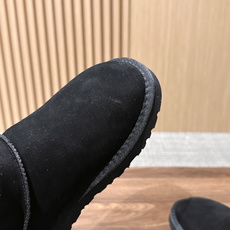 【薄底】UGG 呦叽叽2026秋冬新款 极简设计羊毛里雪地靴 像一只被剪去所有装饰的旧毛绒玩具——圆头钝拙如被反复揉捏过 【薄底】UGG 呦叽叽2026秋冬新款 极简设计羊毛里雪地靴 像一只被剪去所有装饰的旧毛绒玩具——圆头钝拙如被反复揉捏过