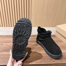 【薄底】UGG 呦叽叽2026秋冬新款 极简设计羊毛里雪地靴 像一只被剪去所有装饰的旧毛绒玩具——圆头钝拙如被反复揉捏过 【薄底】UGG 呦叽叽2026秋冬新款 极简设计羊毛里雪地靴 像一只被剪去所有装饰的旧毛绒玩具——圆头钝拙如被反复揉捏过