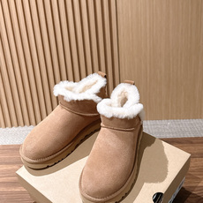 【薄底】UGG 呦叽叽2026秋冬新款 极简设计羊毛里雪地靴 像一只被剪去所有装饰的旧毛绒玩具——圆头钝拙如被反复揉捏过 【薄底】UGG 呦叽叽2026秋冬新款 极简设计羊毛里雪地靴 像一只被剪去所有装饰的旧毛绒玩具——圆头钝拙如被反复揉捏过