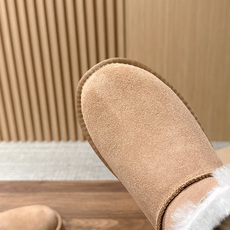 【薄底】UGG 呦叽叽2026秋冬新款 极简设计羊毛里雪地靴 像一只被剪去所有装饰的旧毛绒玩具——圆头钝拙如被反复揉捏过 【薄底】UGG 呦叽叽2026秋冬新款 极简设计羊毛里雪地靴 像一只被剪去所有装饰的旧毛绒玩具——圆头钝拙如被反复揉捏过