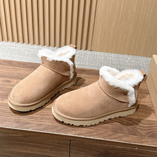 【薄底】UGG 呦叽叽2026秋冬新款 极简设计羊毛里雪地靴 像一只被剪去所有装饰的旧毛绒玩具——圆头钝拙如被反复揉捏过 【薄底】UGG 呦叽叽2026秋冬新款 极简设计羊毛里雪地靴 像一只被剪去所有装饰的旧毛绒玩具——圆头钝拙如被反复揉捏过