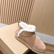 【薄底】UGG 呦叽叽2026秋冬新款 极简设计羊毛里雪地靴 像一只被剪去所有装饰的旧毛绒玩具——圆头钝拙如被反复揉捏过 【薄底】UGG 呦叽叽2026秋冬新款 极简设计羊毛里雪地靴 像一只被剪去所有装饰的旧毛绒玩具——圆头钝拙如被反复揉捏过