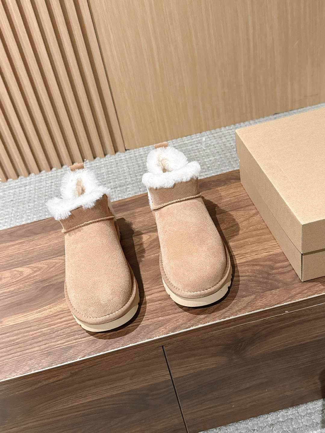 【薄底】UGG 呦叽叽2026秋冬新款 极简设计羊毛里雪地靴 像一只被剪去所有装饰的旧毛绒玩具——圆头钝拙如被反复揉捏过 【薄底】UGG 呦叽叽2026秋冬新款 极简设计羊毛里雪地靴 像一只被剪去所有装饰的旧毛绒玩具——圆头钝拙如被反复揉捏过