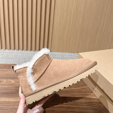 【薄底】UGG 呦叽叽2026秋冬新款 极简设计羊毛里雪地靴 像一只被剪去所有装饰的旧毛绒玩具——圆头钝拙如被反复揉捏过 【薄底】UGG 呦叽叽2026秋冬新款 极简设计羊毛里雪地靴 像一只被剪去所有装饰的旧毛绒玩具——圆头钝拙如被反复揉捏过