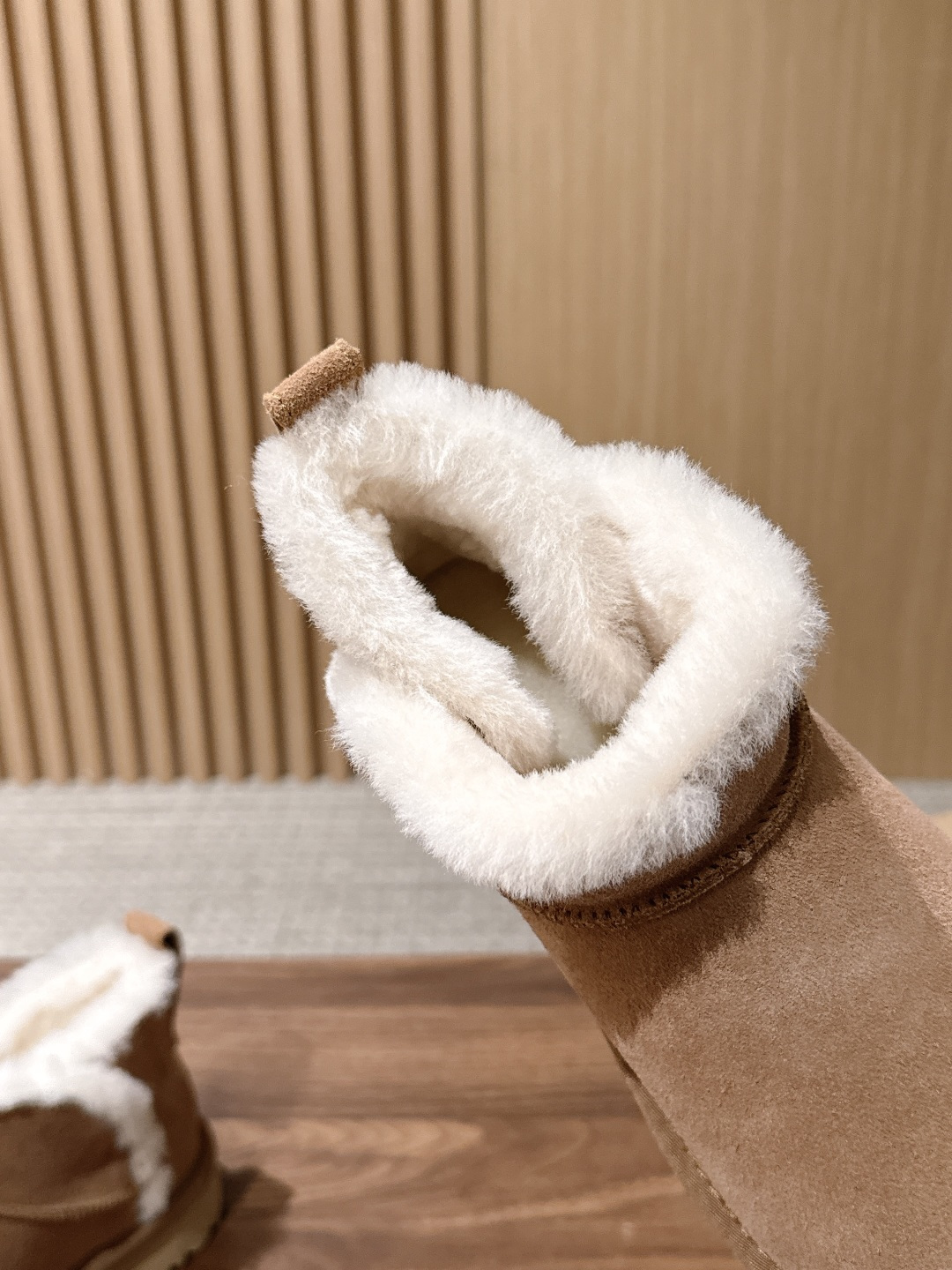 【薄底】UGG 呦叽叽2026秋冬新款 极简设计羊毛里雪地靴 像一只被剪去所有装饰的旧毛绒玩具——圆头钝拙如被反复揉捏过 【薄底】UGG 呦叽叽2026秋冬新款 极简设计羊毛里雪地靴 像一只被剪去所有装饰的旧毛绒玩具——圆头钝拙如被反复揉捏过