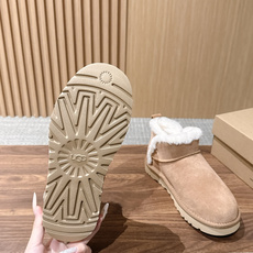 【薄底】UGG 呦叽叽2026秋冬新款 极简设计羊毛里雪地靴 像一只被剪去所有装饰的旧毛绒玩具——圆头钝拙如被反复揉捏过 【薄底】UGG 呦叽叽2026秋冬新款 极简设计羊毛里雪地靴 像一只被剪去所有装饰的旧毛绒玩具——圆头钝拙如被反复揉捏过