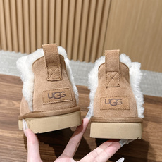【薄底】UGG 呦叽叽2026秋冬新款 极简设计羊毛里雪地靴 像一只被剪去所有装饰的旧毛绒玩具——圆头钝拙如被反复揉捏过 【薄底】UGG 呦叽叽2026秋冬新款 极简设计羊毛里雪地靴 像一只被剪去所有装饰的旧毛绒玩具——圆头钝拙如被反复揉捏过
