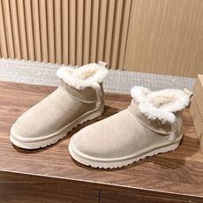 【薄底】UGG 呦叽叽2026秋冬新款 极简设计羊毛里雪地靴 像一只被剪去所有装饰的旧毛绒玩具——圆头钝拙如被反复揉捏过 【薄底】UGG 呦叽叽2026秋冬新款 极简设计羊毛里雪地靴 像一只被剪去所有装饰的旧毛绒玩具——圆头钝拙如被反复揉捏过