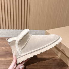 【薄底】UGG 呦叽叽2026秋冬新款 极简设计羊毛里雪地靴 像一只被剪去所有装饰的旧毛绒玩具——圆头钝拙如被反复揉捏过 【薄底】UGG 呦叽叽2026秋冬新款 极简设计羊毛里雪地靴 像一只被剪去所有装饰的旧毛绒玩具——圆头钝拙如被反复揉捏过
