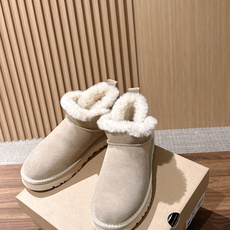 【薄底】UGG 呦叽叽2026秋冬新款 极简设计羊毛里雪地靴 像一只被剪去所有装饰的旧毛绒玩具——圆头钝拙如被反复揉捏过 【薄底】UGG 呦叽叽2026秋冬新款 极简设计羊毛里雪地靴 像一只被剪去所有装饰的旧毛绒玩具——圆头钝拙如被反复揉捏过
