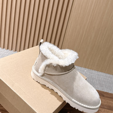 【薄底】UGG 呦叽叽2026秋冬新款 极简设计羊毛里雪地靴 像一只被剪去所有装饰的旧毛绒玩具——圆头钝拙如被反复揉捏过 【薄底】UGG 呦叽叽2026秋冬新款 极简设计羊毛里雪地靴 像一只被剪去所有装饰的旧毛绒玩具——圆头钝拙如被反复揉捏过