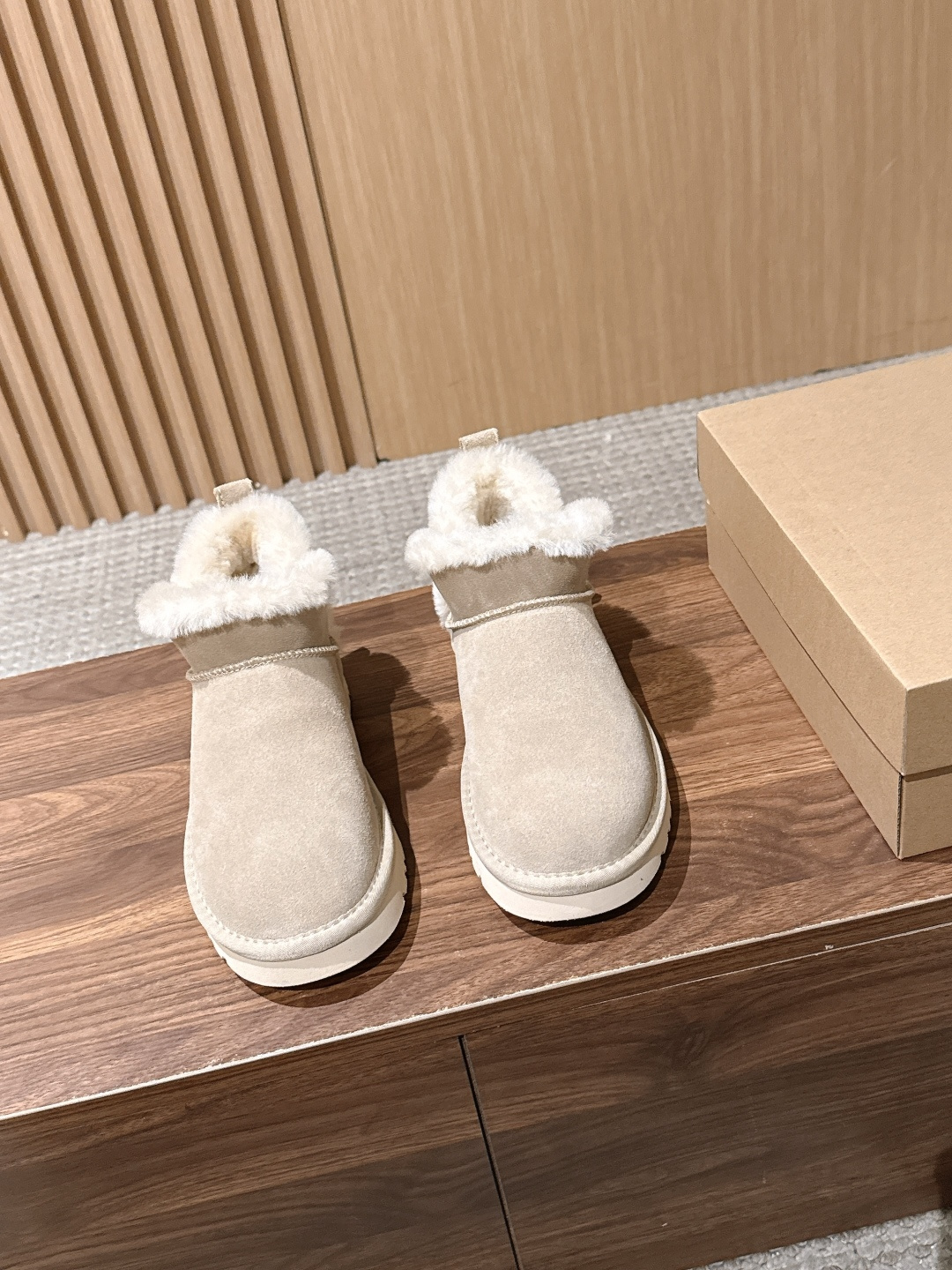 【薄底】UGG 呦叽叽2026秋冬新款 极简设计羊毛里雪地靴 像一只被剪去所有装饰的旧毛绒玩具——圆头钝拙如被反复揉捏过 【薄底】UGG 呦叽叽2026秋冬新款 极简设计羊毛里雪地靴 像一只被剪去所有装饰的旧毛绒玩具——圆头钝拙如被反复揉捏过