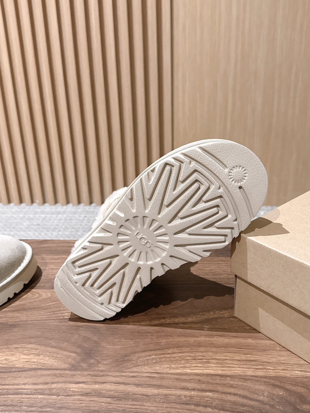 【薄底】UGG 呦叽叽2026秋冬新款 极简设计羊毛里雪地靴 像一只被剪去所有装饰的旧毛绒玩具——圆头钝拙如被反复揉捏过 【薄底】UGG 呦叽叽2026秋冬新款 极简设计羊毛里雪地靴 像一只被剪去所有装饰的旧毛绒玩具——圆头钝拙如被反复揉捏过