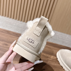 【薄底】UGG 呦叽叽2026秋冬新款 极简设计羊毛里雪地靴 像一只被剪去所有装饰的旧毛绒玩具——圆头钝拙如被反复揉捏过 【薄底】UGG 呦叽叽2026秋冬新款 极简设计羊毛里雪地靴 像一只被剪去所有装饰的旧毛绒玩具——圆头钝拙如被反复揉捏过