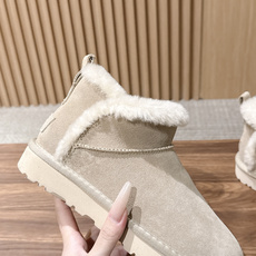 【薄底】UGG 呦叽叽2026秋冬新款 极简设计羊毛里雪地靴 像一只被剪去所有装饰的旧毛绒玩具——圆头钝拙如被反复揉捏过 【薄底】UGG 呦叽叽2026秋冬新款 极简设计羊毛里雪地靴 像一只被剪去所有装饰的旧毛绒玩具——圆头钝拙如被反复揉捏过