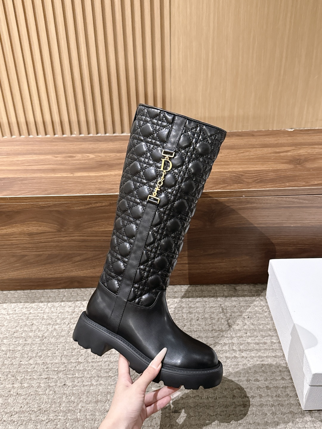 Christian Dior 迪奥经典菱格纹短靴/高筒靴 经典藤格纹元素加持,自带品牌辨识度,矮靴利落日常,高靴气场拉满 Christian Dior 迪奥经典菱格纹短靴/高筒靴 经典藤格纹元素加持,自带品牌辨识度,矮靴利落日常,高靴气场拉满