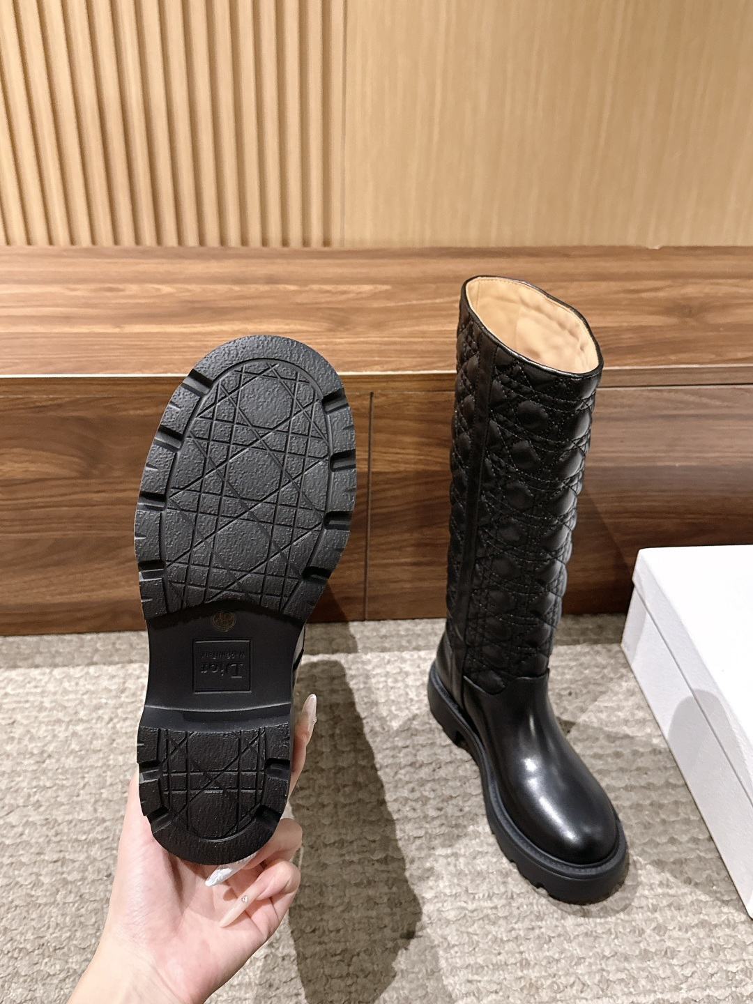 Christian Dior 迪奥经典菱格纹短靴/高筒靴 经典藤格纹元素加持,自带品牌辨识度,矮靴利落日常,高靴气场拉满 Christian Dior 迪奥经典菱格纹短靴/高筒靴 经典藤格纹元素加持,自带品牌辨识度,矮靴利落日常,高靴气场拉满