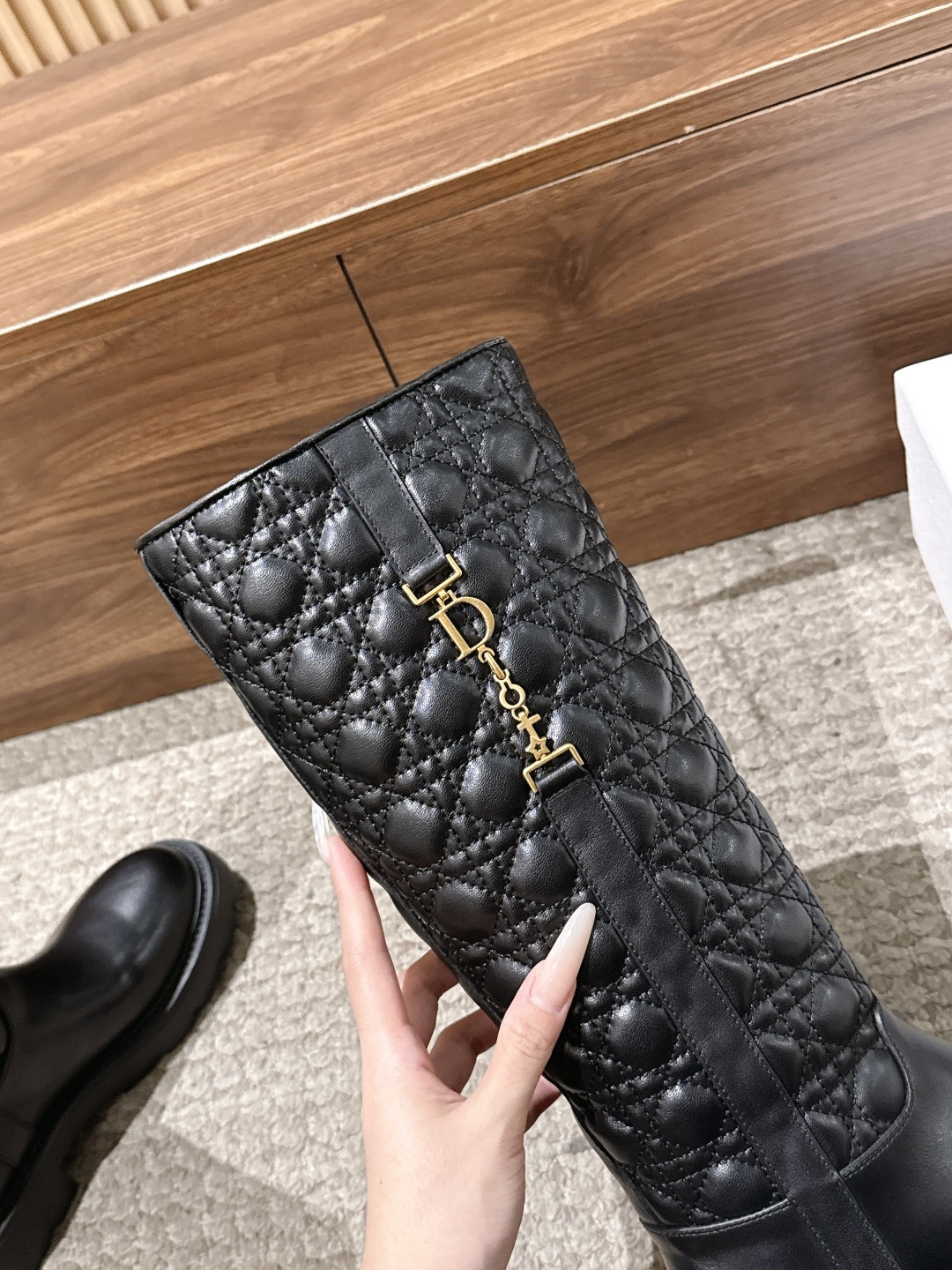 Christian Dior 迪奥经典菱格纹短靴/高筒靴 经典藤格纹元素加持,自带品牌辨识度,矮靴利落日常,高靴气场拉满 Christian Dior 迪奥经典菱格纹短靴/高筒靴 经典藤格纹元素加持,自带品牌辨识度,矮靴利落日常,高靴气场拉满
