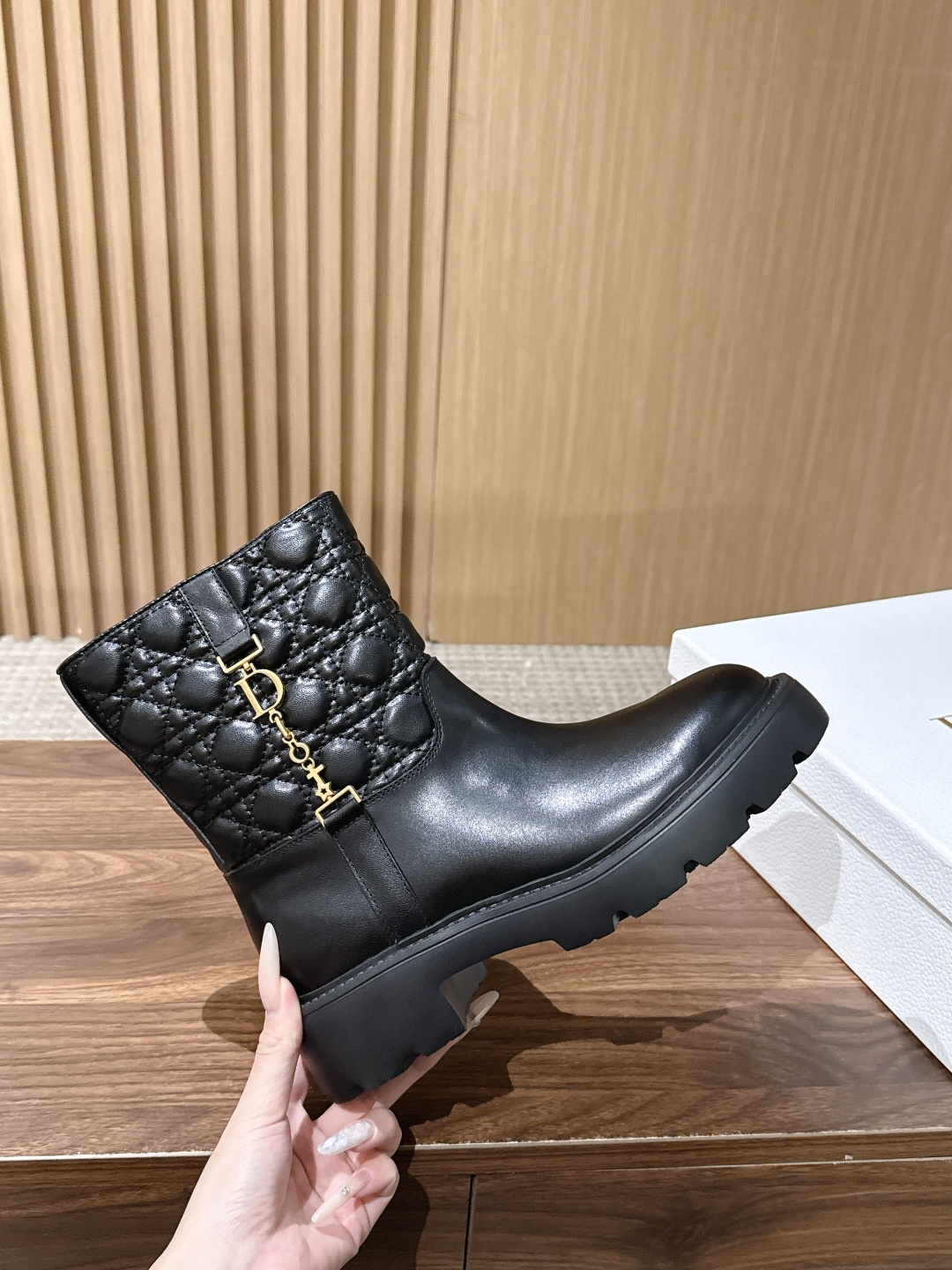 Chrisitian Dior 迪奥经典菱格纹短靴/高筒靴 经典藤格纹元素加持,自带品牌辨识度,矮靴利落日常,高靴气场拉 Chrisitian Dior 迪奥经典菱格纹短靴/高筒靴 经典藤格纹元素加持,自带品牌辨识度,矮靴利落日常,高靴气场拉