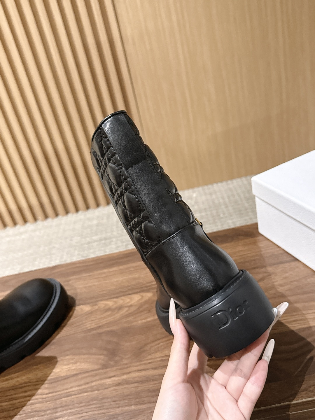 Chrisitian Dior 迪奥经典菱格纹短靴/高筒靴 经典藤格纹元素加持,自带品牌辨识度,矮靴利落日常,高靴气场拉 Chrisitian Dior 迪奥经典菱格纹短靴/高筒靴 经典藤格纹元素加持,自带品牌辨识度,矮靴利落日常,高靴气场拉
