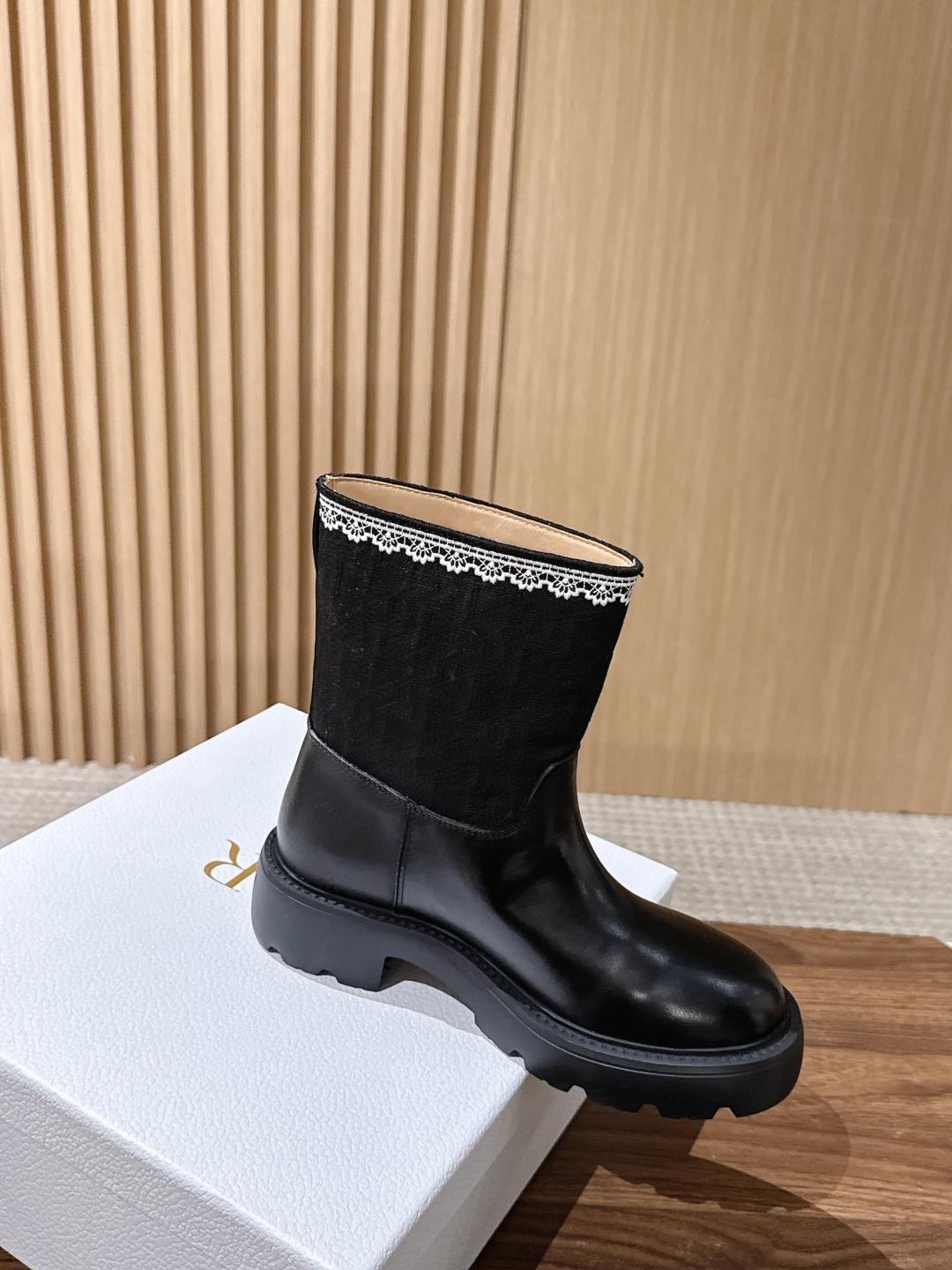 Christian Dior 迪奥蕾丝花边拼接长/短靴 一双有两个版本可选,矮靴俏皮灵动,高靴气场十足。靴身下半部分采用 Christian Dior 迪奥蕾丝花边拼接长/短靴 一双有两个版本可选,矮靴俏皮灵动,高靴气场十足。靴身下半部分采用