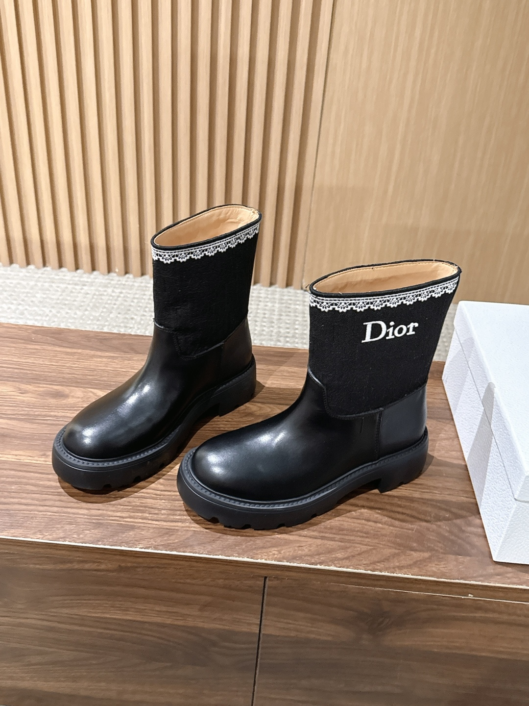 Christian Dior 迪奥蕾丝花边拼接长/短靴 一双有两个版本可选,矮靴俏皮灵动,高靴气场十足。靴身下半部分采用 Christian Dior 迪奥蕾丝花边拼接长/短靴 一双有两个版本可选,矮靴俏皮灵动,高靴气场十足。靴身下半部分采用