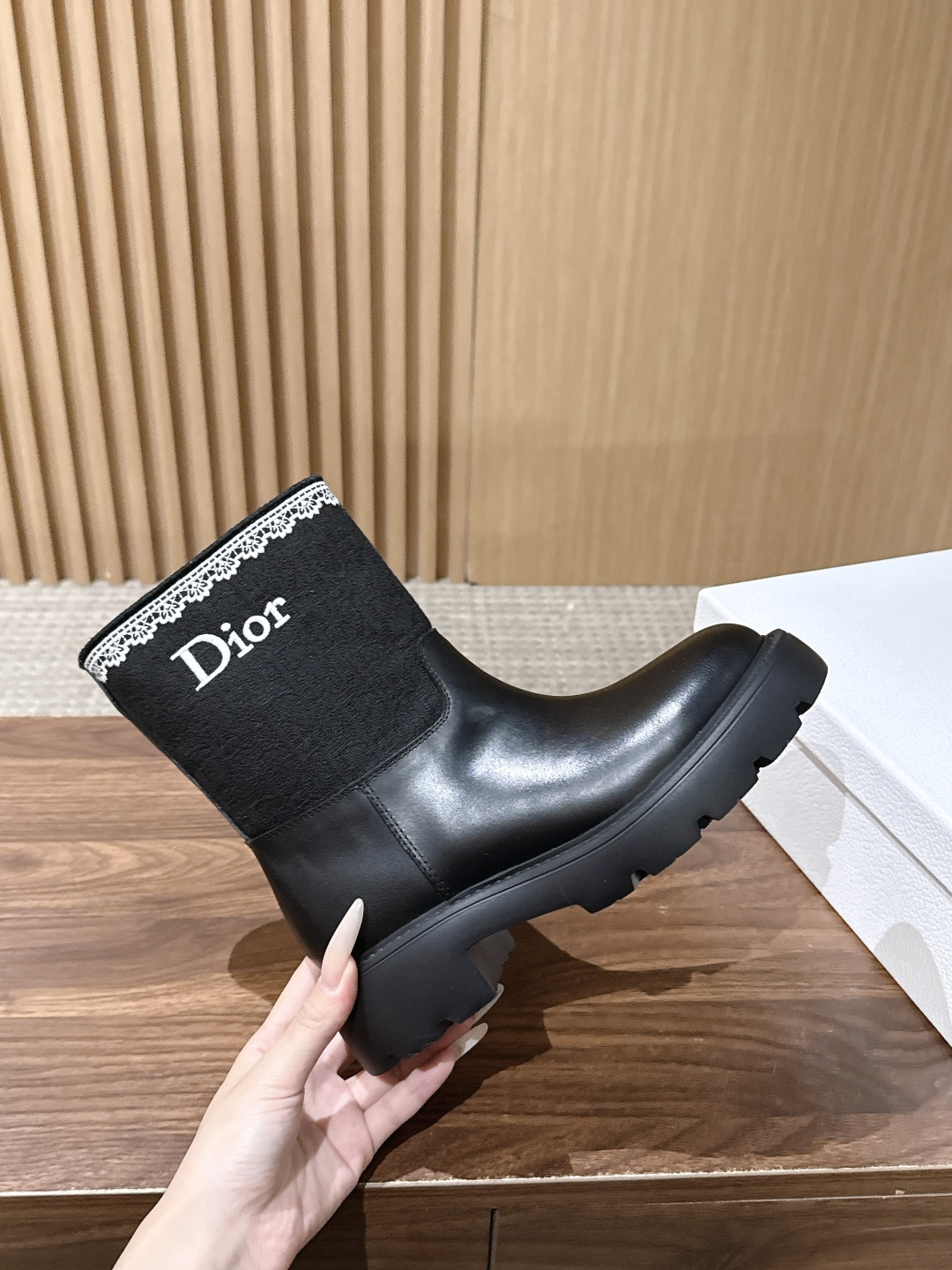 Christian Dior 迪奥蕾丝花边拼接长/短靴 一双有两个版本可选,矮靴俏皮灵动,高靴气场十足。靴身下半部分采用 Christian Dior 迪奥蕾丝花边拼接长/短靴 一双有两个版本可选,矮靴俏皮灵动,高靴气场十足。靴身下半部分采用