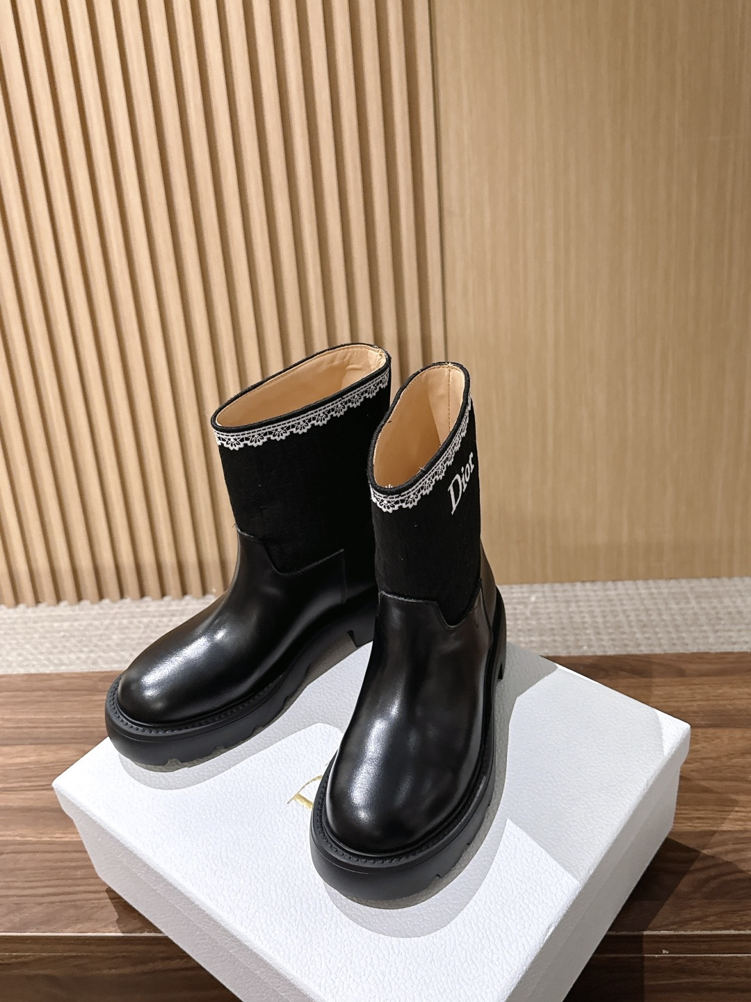 Christian Dior 迪奥蕾丝花边拼接长/短靴 一双有两个版本可选,矮靴俏皮灵动,高靴气场十足。靴身下半部分采用 Christian Dior 迪奥蕾丝花边拼接长/短靴 一双有两个版本可选,矮靴俏皮灵动,高靴气场十足。靴身下半部分采用