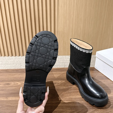 Christian Dior 迪奥蕾丝花边拼接长/短靴 一双有两个版本可选,矮靴俏皮灵动,高靴气场十足。靴身下半部分采用 Christian Dior 迪奥蕾丝花边拼接长/短靴 一双有两个版本可选,矮靴俏皮灵动,高靴气场十足。靴身下半部分采用