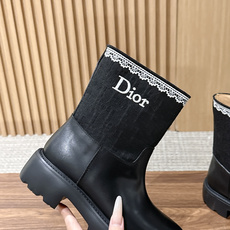 Christian Dior 迪奥蕾丝花边拼接长/短靴 一双有两个版本可选,矮靴俏皮灵动,高靴气场十足。靴身下半部分采用 Christian Dior 迪奥蕾丝花边拼接长/短靴 一双有两个版本可选,矮靴俏皮灵动,高靴气场十足。靴身下半部分采用
