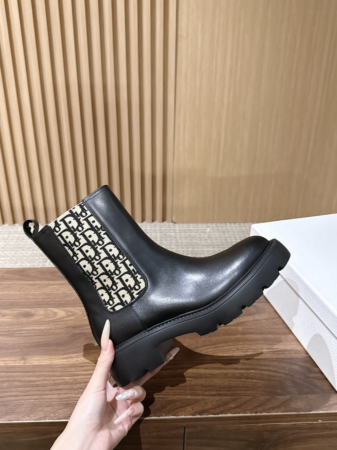 Christian Dior 迪奥经典老花切尔西短靴 秋冬热门切尔西靴款,利落短靴版型,简约大气。 靴身侧边拼接品牌经典 Christian Dior 迪奥经典老花切尔西短靴 秋冬热门切尔西靴款,利落短靴版型,简约大气。 靴身侧边拼接品牌经典