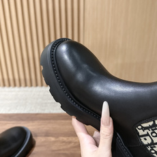 Christian Dior 迪奥经典老花切尔西短靴 秋冬热门切尔西靴款,利落短靴版型,简约大气。 靴身侧边拼接品牌经典 Christian Dior 迪奥经典老花切尔西短靴 秋冬热门切尔西靴款,利落短靴版型,简约大气。 靴身侧边拼接品牌经典