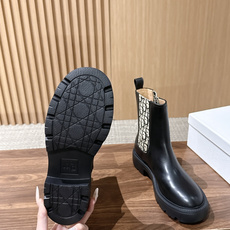 Christian Dior 迪奥经典老花切尔西短靴 秋冬热门切尔西靴款,利落短靴版型,简约大气。 靴身侧边拼接品牌经典 Christian Dior 迪奥经典老花切尔西短靴 秋冬热门切尔西靴款,利落短靴版型,简约大气。 靴身侧边拼接品牌经典