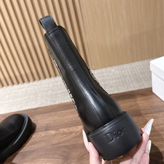 Christian Dior 迪奥经典老花切尔西短靴 秋冬热门切尔西靴款,利落短靴版型,简约大气。 靴身侧边拼接品牌经典 Christian Dior 迪奥经典老花切尔西短靴 秋冬热门切尔西靴款,利落短靴版型,简约大气。 靴身侧边拼接品牌经典