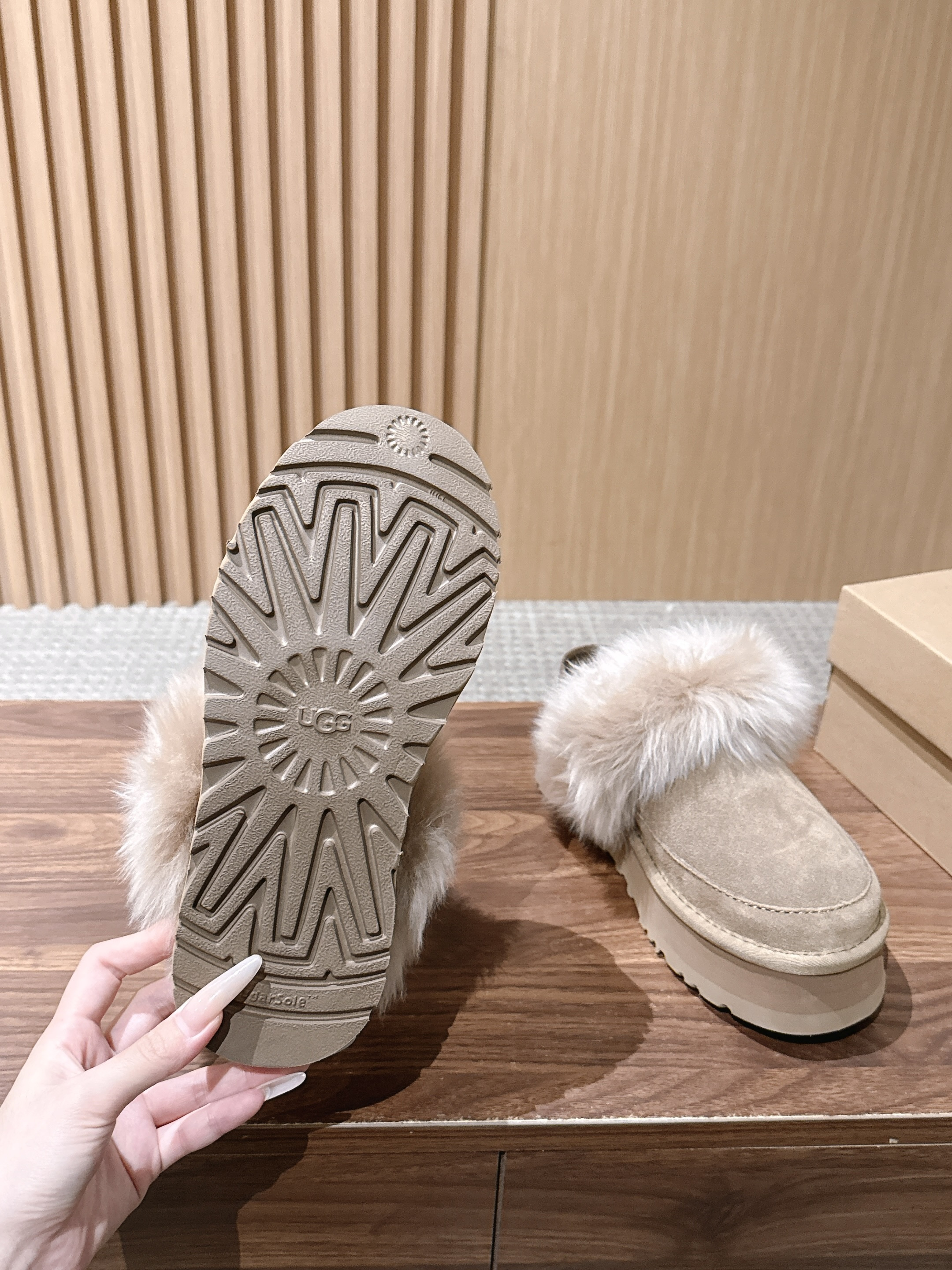 Ugg |呦叽叽迪斯科长毛后跟带款 秋冬懒人鞋天花板,氛围感直接拉满✨ ▪️鞋口一圈蓬松大毛边,毛毛丰盈软糯,上脚暖乎乎 Ugg |呦叽叽迪斯科长毛后跟带款 秋冬懒人鞋天花板,氛围感直接拉满✨ ▪️鞋口一圈蓬松大毛边,毛毛丰盈软糯,上脚暖乎乎