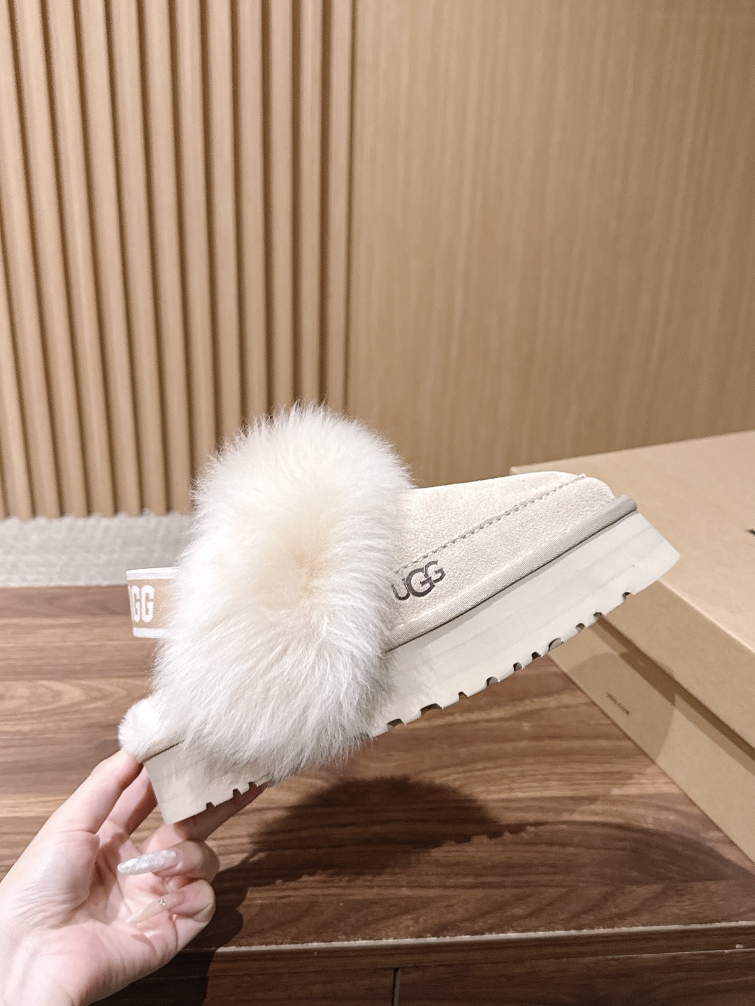 Ugg |呦叽叽迪斯科长毛后跟带款 秋冬懒人鞋天花板,氛围感直接拉满✨ ▪️鞋口一圈蓬松大毛边,毛毛丰盈软糯,上脚暖乎乎 Ugg |呦叽叽迪斯科长毛后跟带款 秋冬懒人鞋天花板,氛围感直接拉满✨ ▪️鞋口一圈蓬松大毛边,毛毛丰盈软糯,上脚暖乎乎