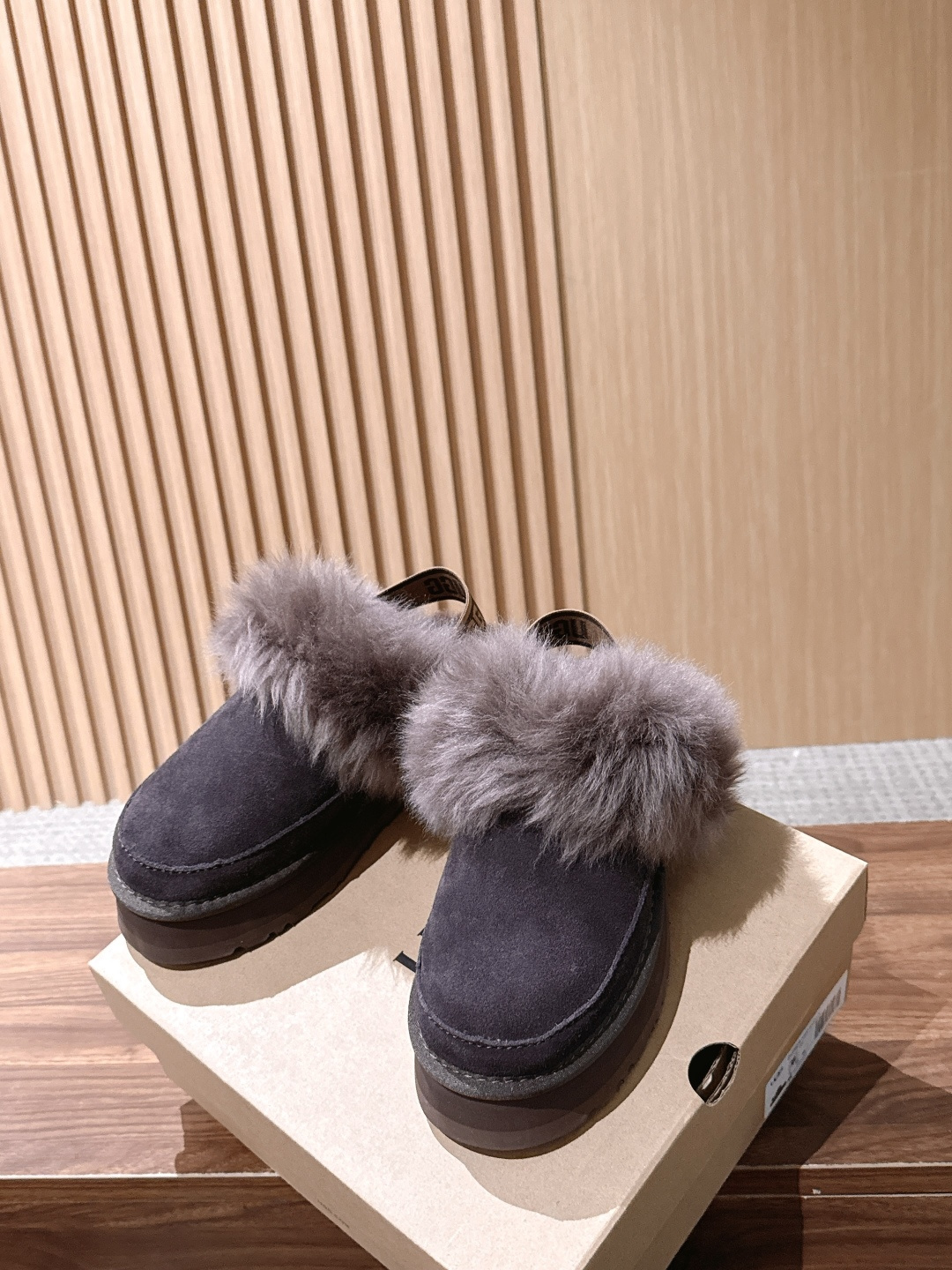Ugg |呦叽叽迪斯科长毛后跟带款 秋冬懒人鞋天花板,氛围感直接拉满✨ ▪️鞋口一圈蓬松大毛边,毛毛丰盈软糯,上脚暖乎乎 Ugg |呦叽叽迪斯科长毛后跟带款 秋冬懒人鞋天花板,氛围感直接拉满✨ ▪️鞋口一圈蓬松大毛边,毛毛丰盈软糯,上脚暖乎乎