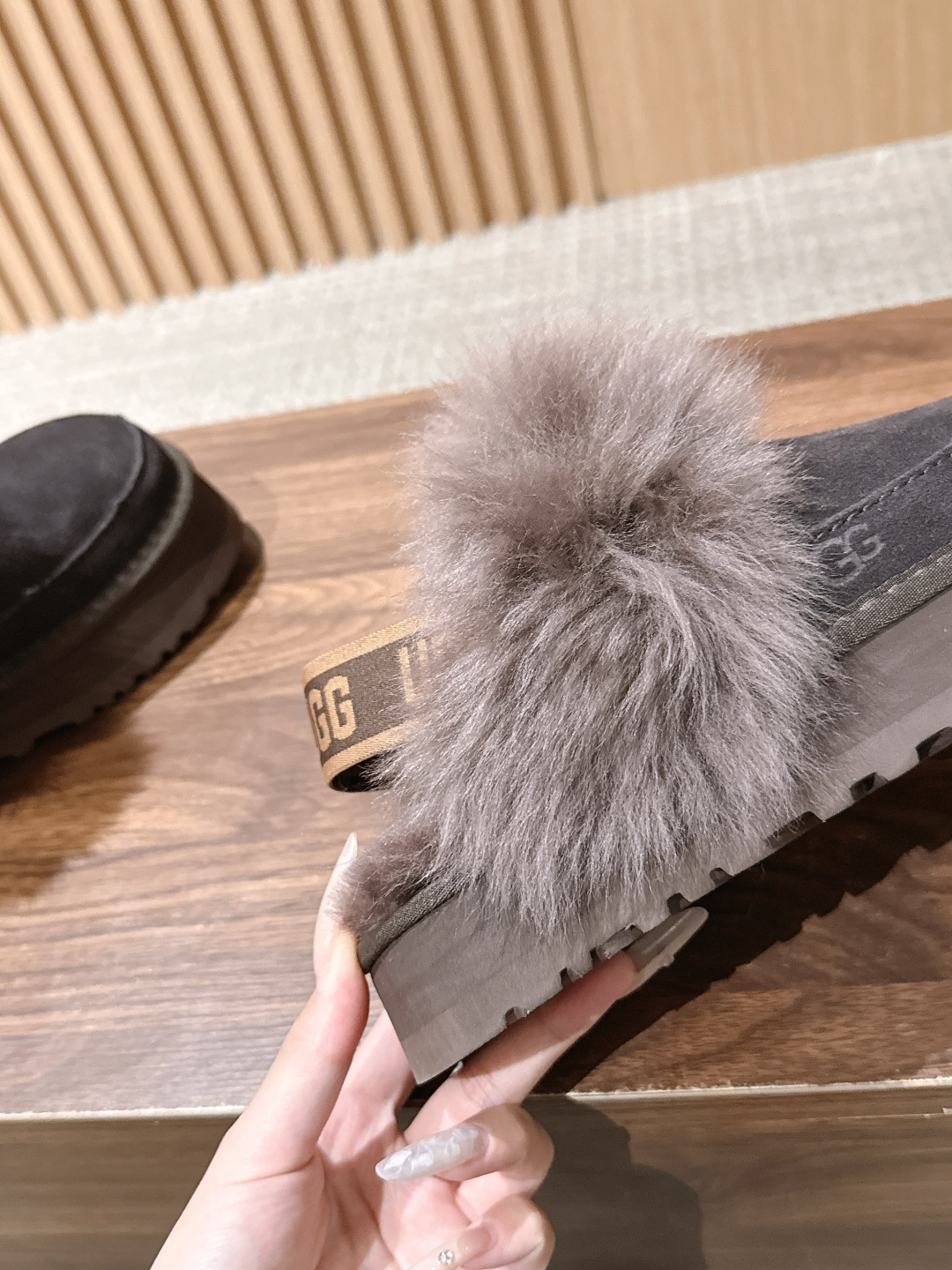 Ugg |呦叽叽迪斯科长毛后跟带款 秋冬懒人鞋天花板,氛围感直接拉满✨ ▪️鞋口一圈蓬松大毛边,毛毛丰盈软糯,上脚暖乎乎 Ugg |呦叽叽迪斯科长毛后跟带款 秋冬懒人鞋天花板,氛围感直接拉满✨ ▪️鞋口一圈蓬松大毛边,毛毛丰盈软糯,上脚暖乎乎