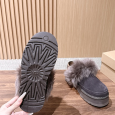 Ugg |呦叽叽迪斯科长毛后跟带款 秋冬懒人鞋天花板,氛围感直接拉满✨ ▪️鞋口一圈蓬松大毛边,毛毛丰盈软糯,上脚暖乎乎 Ugg |呦叽叽迪斯科长毛后跟带款 秋冬懒人鞋天花板,氛围感直接拉满✨ ▪️鞋口一圈蓬松大毛边,毛毛丰盈软糯,上脚暖乎乎